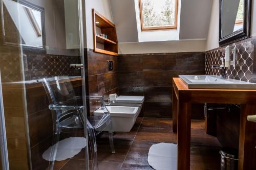 a bathroom with a sink and a toilet at Biała Koszula in Tleń