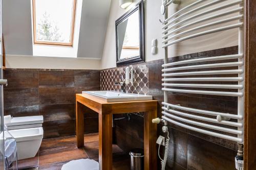 a bathroom with a sink and a toilet at Biała Koszula in Tleń