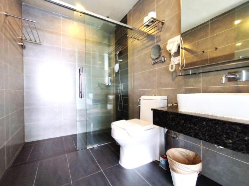 Un baño con inodoro, lavabo y ducha. en Genting MujiColdInn2R2B AT Ion Delemen, en Genting Highlands