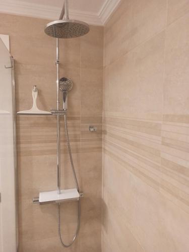 una ducha con cabezal de ducha en un baño en Apartamento en la playa de Cala Capitán -Cabo Roig- Orihuela Costa, en Orihuela
