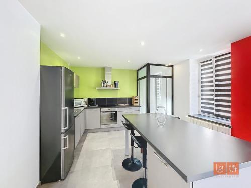 Il comprend une cuisine équipée d'un comptoir et d'un réfrigérateur. dans l'établissement Mahon - Centre ville, à Boulogne-sur-Mer