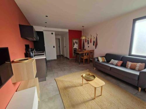 un salon avec un canapé et une table dans l'établissement T2, coeur village basque terrasse Ezpeleta, à Larressore