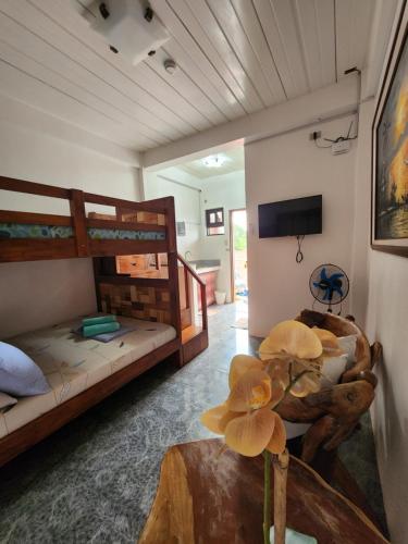 Postel nebo postele na pokoji v ubytování ASHBURN'S TRANSIENT Bauang La Union - BARKADA ROOM, LIMITED PARKING, SELF CHECK-IN, SELF SERVICE