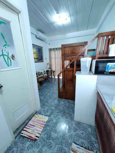 Una cocina o cocineta en ASHBURN'S TRANSIENT Bauang La Union - BARKADA ROOM, LIMITED PARKING, SELF CHECK-IN, SELF SERVICE