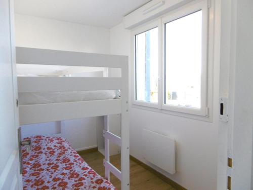 a bedroom with a bunk bed and a window at Appartement 4 pièces 6 personnes Vue imprenable sur l'océan - Noan in Sarzeau