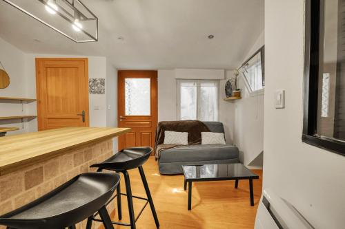 une chambre avec une cuisine et une chambre avec un lit dans l'établissement Appartement Cosy - Terrasse - Proche Métro, à Toulouse