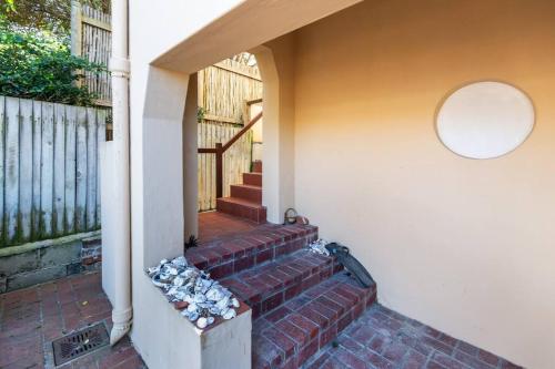 Φωτογραφία από το άλμπουμ του Panoramic views with terrace in heart of Kalk Bay σε Kalk Bay