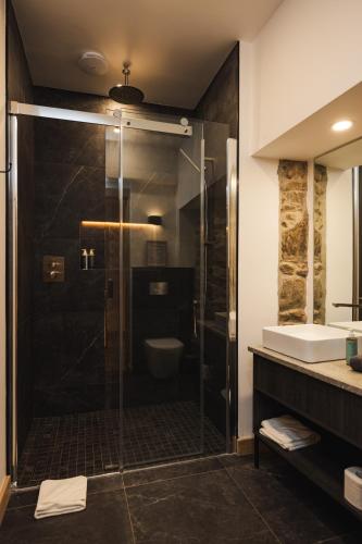 Un baño de WITHIN THE VILLAGE