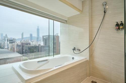 Ένα μπάνιο στο Eastin Taipei Hotel