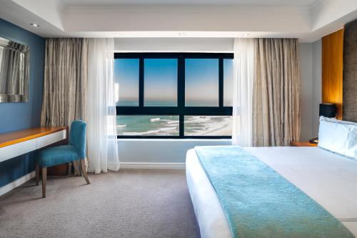 Voodi või voodid majutusasutuse Blaauwberg Beach Hotel toas
