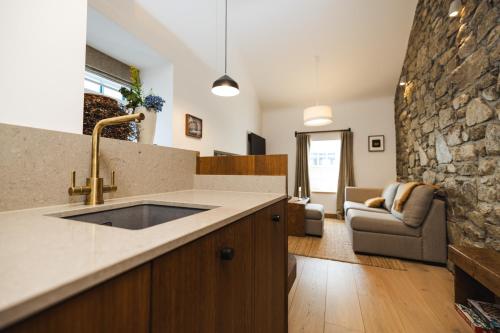 Un lugar para sentarse en WITHIN THE VILLAGE