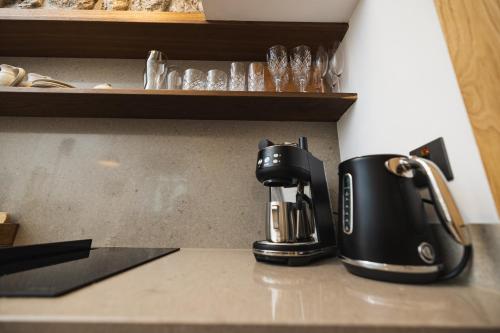 Tetera y cafetera en WITHIN THE VILLAGE