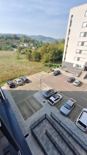 un grupo de coches estacionados en un estacionamiento en Stan Banjaluka Srara Ada 1, en Rebrovac