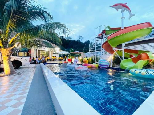 Bazén v ubytování ชิลชิลขนอมพูลวิลลา nebo v jeho okolí