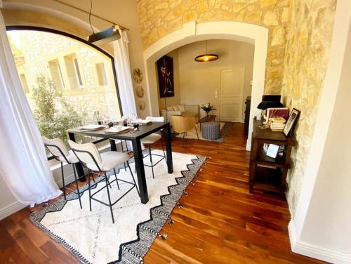 une salle à manger avec une table et des chaises dans l'établissement Mazet Cordelles Alpilles, à Eygalières
