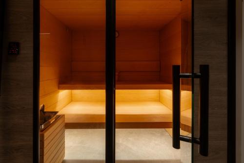 a sauna is shown through a glass door at Apartamentos 2H LIVING in León