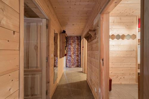 - un couloir dans une maison en bois dotée de murs en bois dans l'établissement Appartement Andromède 25 minutes de Chamonix, à Saint-Gervais-les-Bains