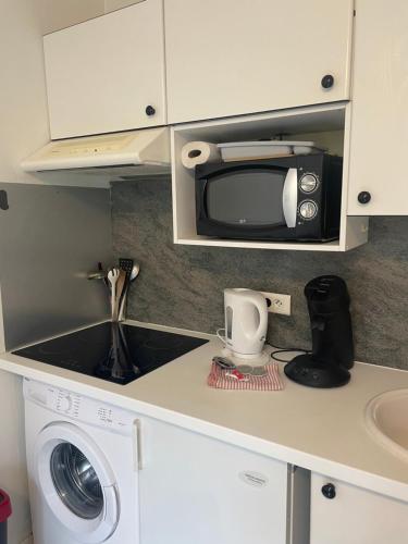 Kuchyň nebo kuchyňský kout v ubytování Petit studio avec parking, très bien équipé proche des Thermes et du centre ville Nouvelle literie