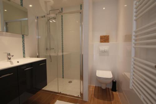 une salle de bain avec une douche, des toilettes et un lavabo dans l'établissement Villa des Agapanthes, à Pleumeur-Bodou