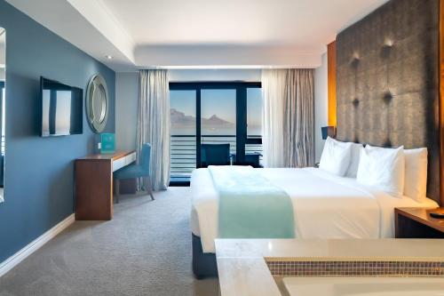 Voodi või voodid majutusasutuse Blaauwberg Beach Hotel toas