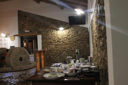 een eetkamer met een tafel met gerechten erop bij Antico Casale in Gioiosa Marea