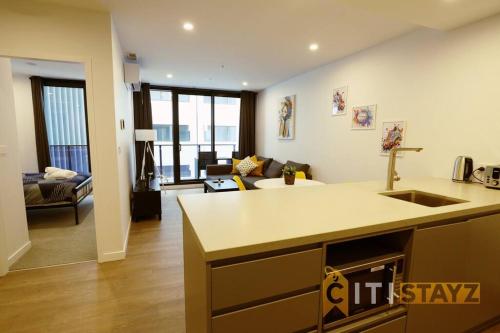 Postel nebo postele na pokoji v ubytování Sunny Yellow, 1Bd 1Bth 1Car Apt - Woden CBD