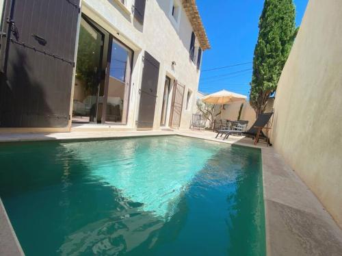 - une piscine sur le côté d'une maison dans l'établissement Mazet avec piscine, à Saint-Rémy-de-Provence