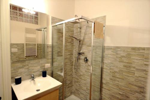 bagno con doccia e lavandino di Affittacamere Fravina ad Andria