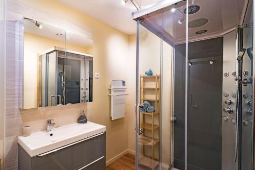 une salle de bain avec un lavabo et une douche dans l'établissement Gîte de Groupe campagne 15 personnes avec piscine, à Montagnac