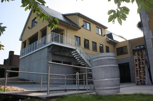 un bâtiment avec un escalier à côté d'un tonneau dans l'établissement Hotel Gasthof Kapelhof, à Erpe-Mere