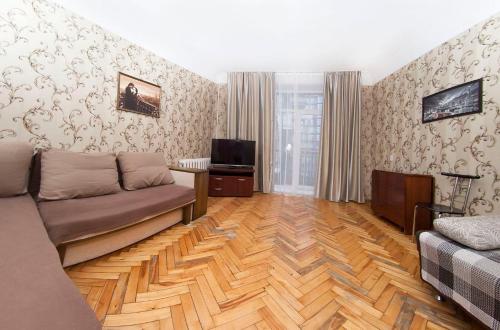 ein Wohnzimmer mit Couch und Fernseher in der Unterkunft Гоголя 14 а in Dnipro