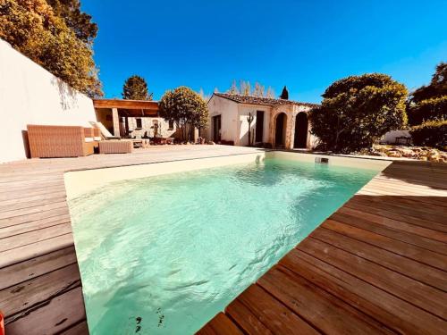 - une piscine au milieu d'une cour avec une maison dans l'établissement Casa Brahma pour 8 personnes -Porto Vecchio, à San-Gavino-di-Carbini