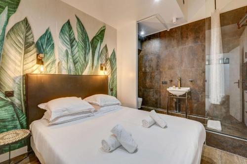 - une chambre avec un lit, une douche et un lavabo dans l'établissement Gare de Lyon 4BD - 4BTH apartment!, à Paris