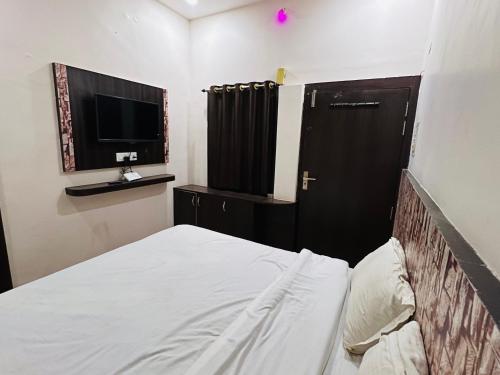 TV a/nebo společenská místnost v ubytování HOTEL ALOK Residency