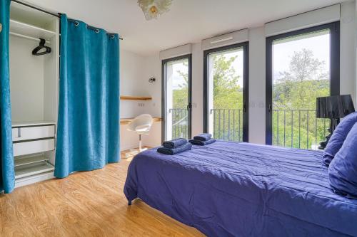 - une chambre avec un lit doté de draps bleus et de fenêtres dans l'établissement Chambre cosy - cadre verdoyant - Proche saclay, à Gif-sur-Yvette
