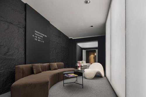 a living room with a couch and a table at Guanran Hotel - Yongningmen Subway Station in Xi'an