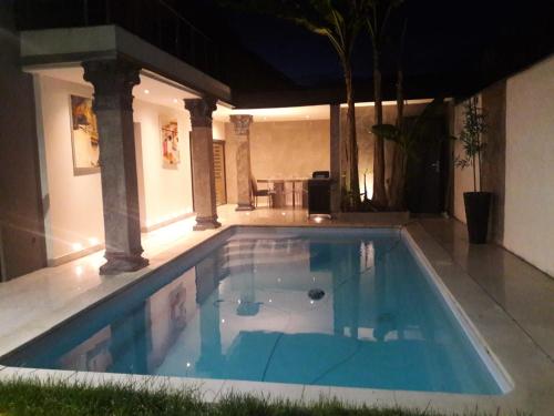 Hồ bơi trong/gần Belle VILLA sur PESSAC , 6 chambres avec piscine, hammam et sauna