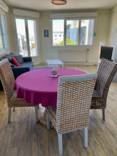 - une table avec un chiffon violet dans le salon dans l'établissement Joli appartement Centre-ville, à Brest