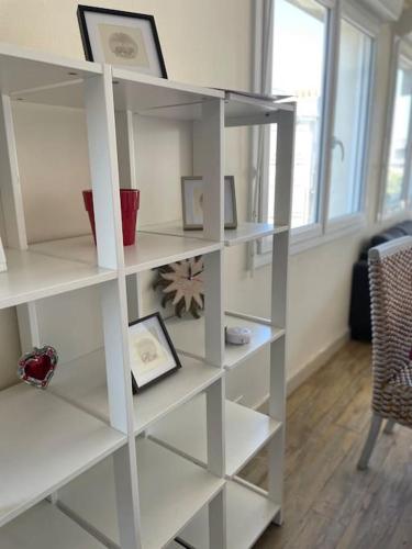 une unité d'étalement blanc avec des photos et des photographies. dans l'établissement Joli appartement Centre-ville, à Brest