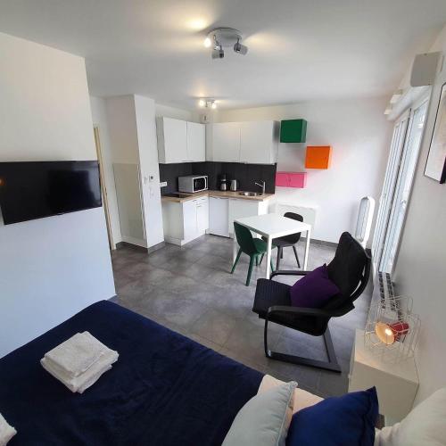 Cette chambre comprend un lit, une table et une cuisine. dans l'établissement Ma place au sud Nice 607, à Nice