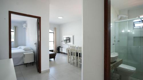 Ένα μπάνιο στο Residencial Dona Dina - Mestre Naro