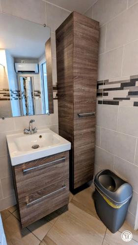 une salle de bain avec un lavabo et des toilettes dans l'établissement L'Etape Beaunoise, à Beaune