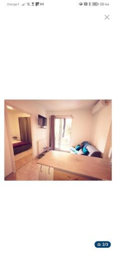 une pièce avec un lit et une table dedans dans l'établissement Appartement Ajaccio Sanguinaires, à Ajaccio