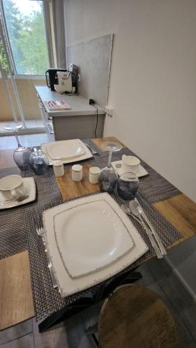 une table avec une plaque blanche au-dessus dans l'établissement Le Tolstoï chic, à Villeurbanne