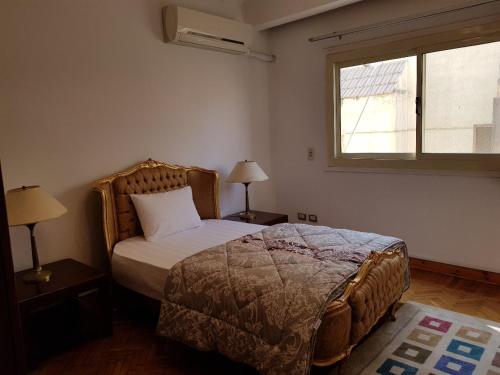 Postel nebo postele na pokoji v ubytování 3BR Cosy Apartment near 5A, New Cairo Families Only