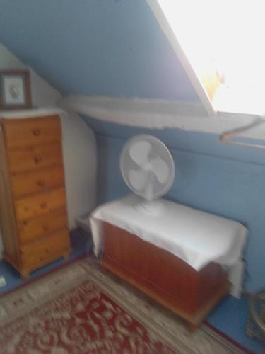 - une petite chambre avec un lit et une commode dans l'établissement Happy days, à Spézet