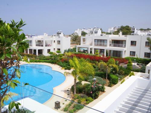 vistas a la piscina desde el balcón de una villa en Holiday apartment with astonishing views in Esentepe, en Ayios Yeoryios