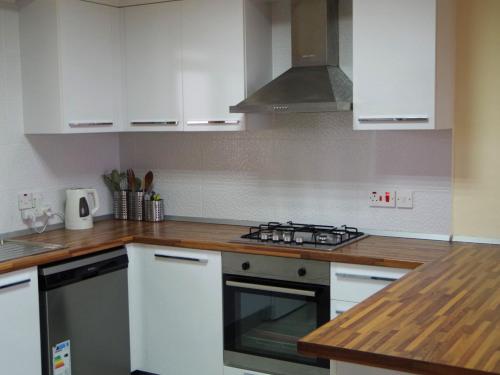 Una cocina o zona de cocina en Holiday apartment with astonishing views in Esentepe