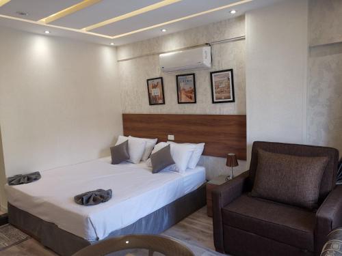 Postel nebo postele na pokoji v ubytování swiss hotel downtown