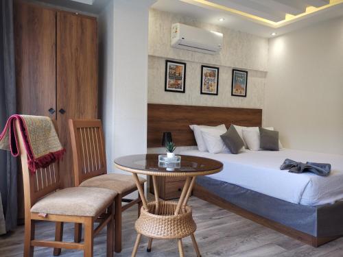 Postel nebo postele na pokoji v ubytování swiss hotel downtown